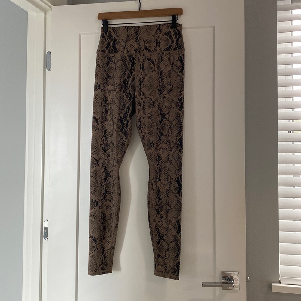 ALO HIGH WAIST SNAKESKIN VAPOR LEGGING | L |